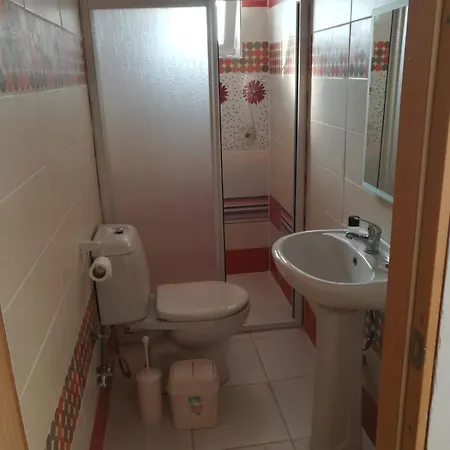 לינה וארוחת בוקר Oezmert *