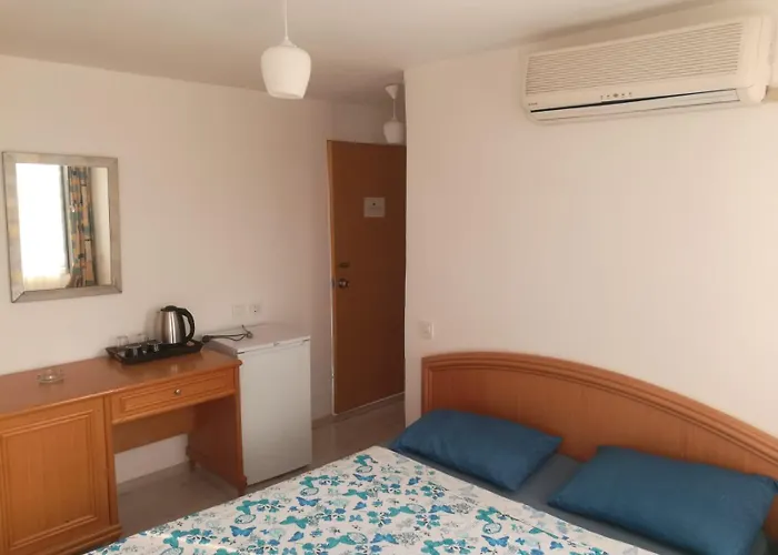 לינה וארוחת בוקר Oezmert אנטליה