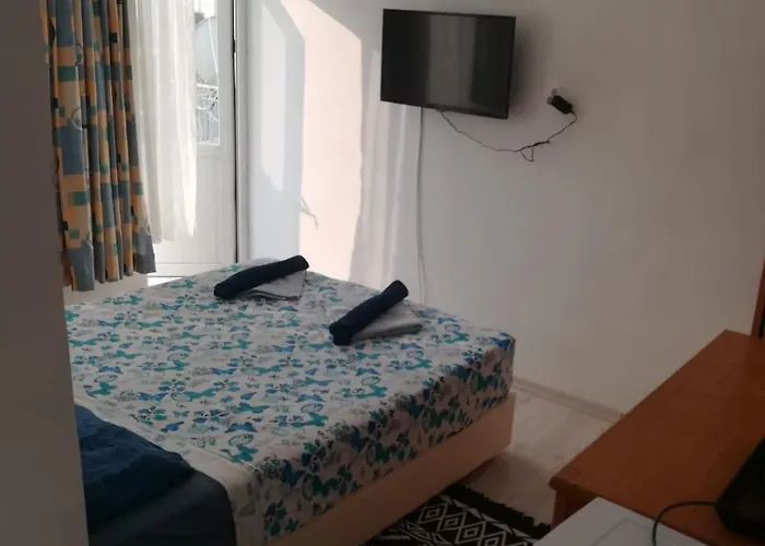 Oezmert לינה וארוחת בוקר אנטליה